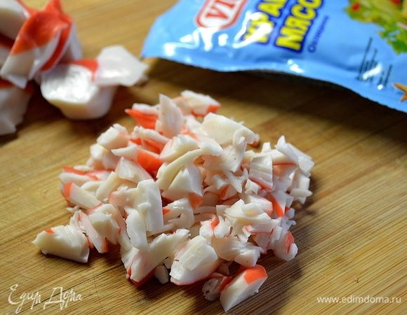 Далее займемся муссом. Для него я использовал крабовое мясо VICI. Произвольно измельчите. Переложите в миску, добавьте сливки и хорошо измельчите погружным блендером. Приправьте солью по вкусу.
