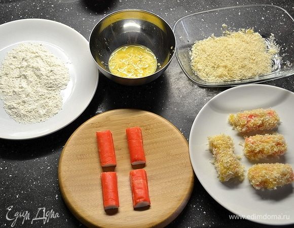 Остались палочки во фритюре. Для них нам нужно подготовить муку, яйцо и панировочные сухари. Каждую палочку режем напополам, панируем мука-яйцо-сухари-яйцо-сухари.