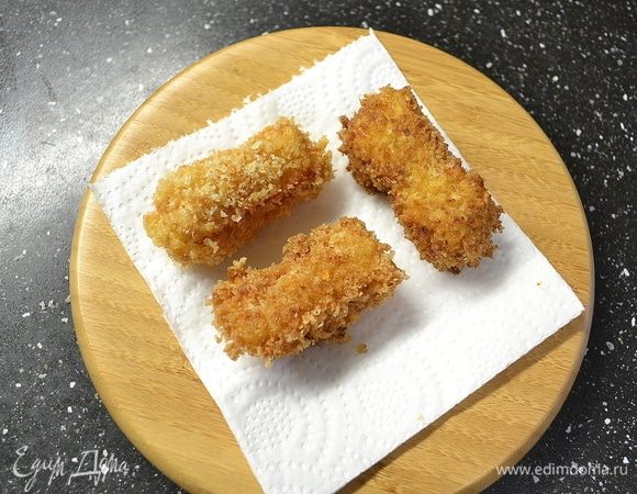 В кастрюле или сотейнике разогрейте масло и обжарьте палочки до золотистого цвета. Готовые палочки выложите на бумажное полотенце и посыпьте солью.