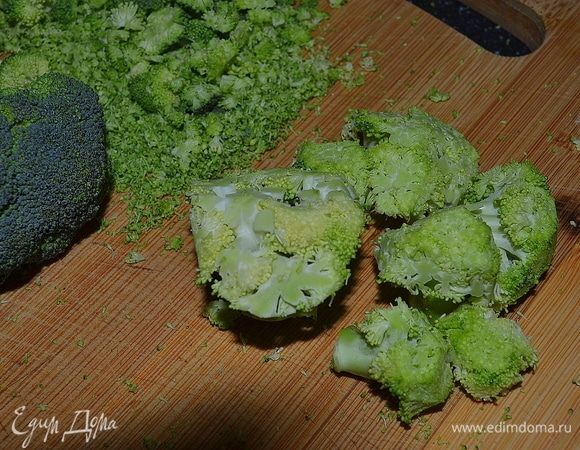 С крабом закончили, перейдем к остальным ингредиентам. И так, брокколи. Так как крабовые палочки ассоциируются у меня с морем, я решил сделать «кораллы» из брокколи. Для этого просто разберите капусту на маленькие соцветия и срежьте у каждого верхушку. Далее просто бланшируем и резко охлаждаем в ледяной воде.