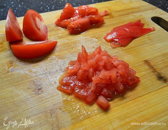 Теперь сделаем томаты конкасе — режем на дольки, срезаем кожицу и удаляем семенное гнездо. Получилось «филе» томата. Режем его мелким кубиком, добавляем свежий укроп, немного оливкового масла и соль.