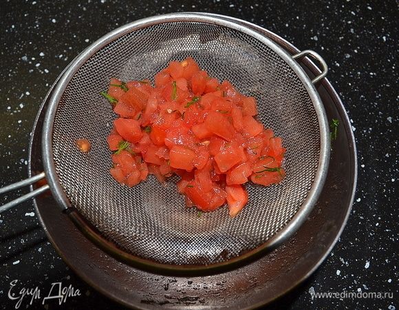 Откидываем на сито, чтобы избавиться от лишнего сока, чтобы салат у нас не плавал в тарелке.