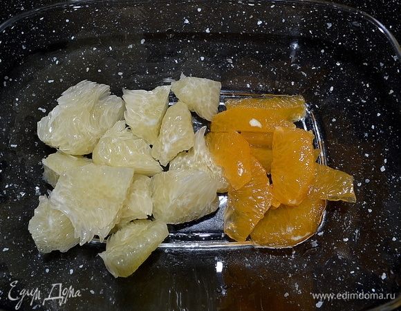 Цитрусовые просто разбираем на сегменты, удаляя все пленки.