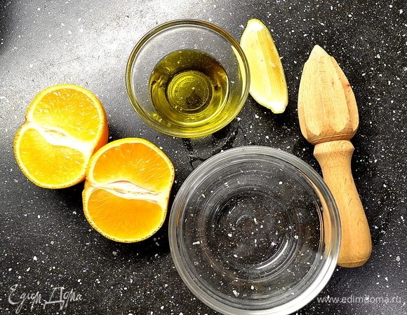 Осталась заправка. Соединяем оливковое масло, сок мандаринов и лимона, соль и перец. Хорошо перемешиваем, превращая в эмульсию, чтобы на тарелке сок и масло не отслоились. По желанию можно добавить дижонскую горчицу или мед.