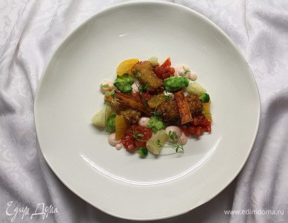 Выкладываем салат, как душа пожелает. Также хочу отметить, что каждая из текстур краба может отдельное блюдо или дополнение: палочки во фритюре — как горячая закуска; чипсы — неплохая закуска к пиву (пить — это вредно!); мусс — дополнение к сэндвичу или тарталеткам. Творите, удивляйте гостей и приятного аппетита!