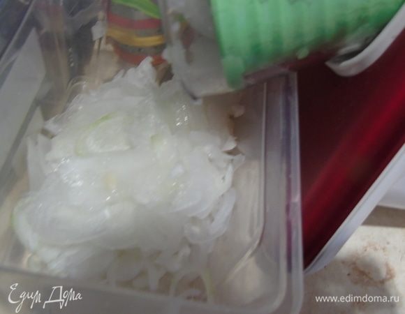 Белый салатный лук нарежьте тоненькими кольцами (полукольцами). Желательно с помощью шинковки.