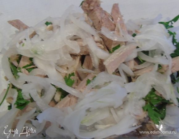 Смешайте в посудине мясо, лук и нарезанную зелень петрушки.