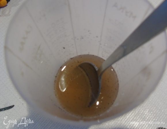 Приготовьте маринад: просто смешайте все ингредиенты. 