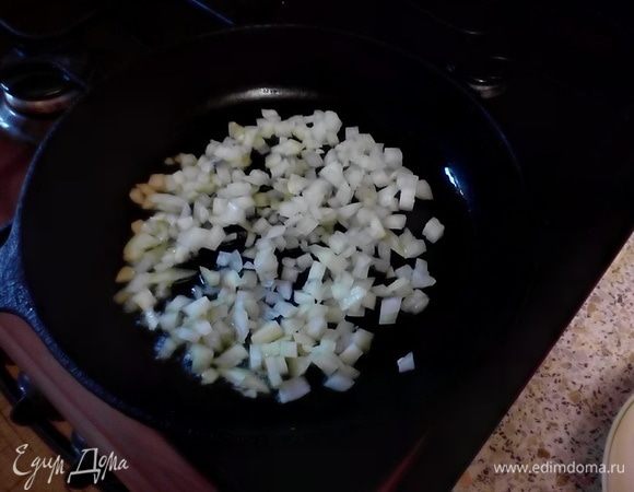 В сковороду залить масло и разогреть, добавить мелко нарезанный лук и обжарить примерно 3-5 минут (до золотистого цвета).