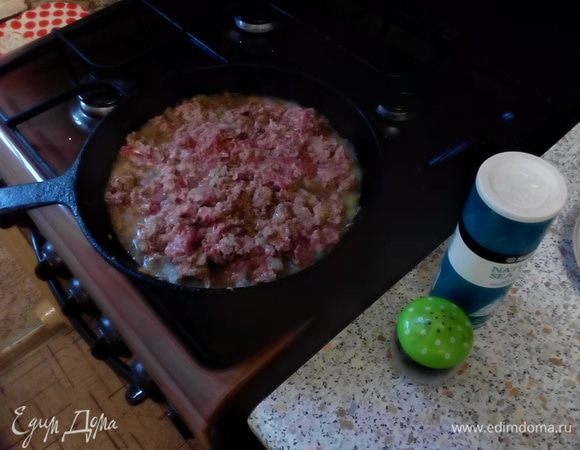 Добавить фарш, посолить и поперчить. Перемешать.
Жарить, дробя (разламывая) фарш, ~10-15 мин.
