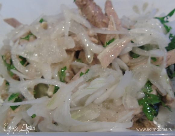 Полейте салат маринадом. Накройте крышкой и отправьте в холодильник минимум на 8 часов. За это время несколько раз аккуратно перемешайте салат. 