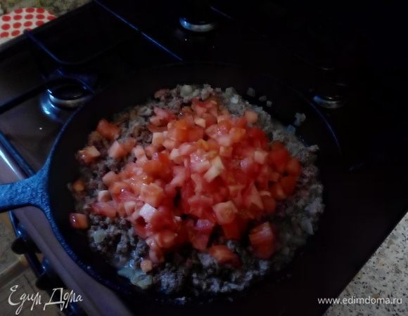 Добавить мелко нарезанные томаты, обжарить ~2-4 мин.