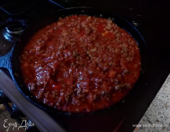 Добавить томатную пасту и перемешать. Довести до кипения.
Убавить на слабый огонь, накрыть крышкой и тушить ~10-15 мин.