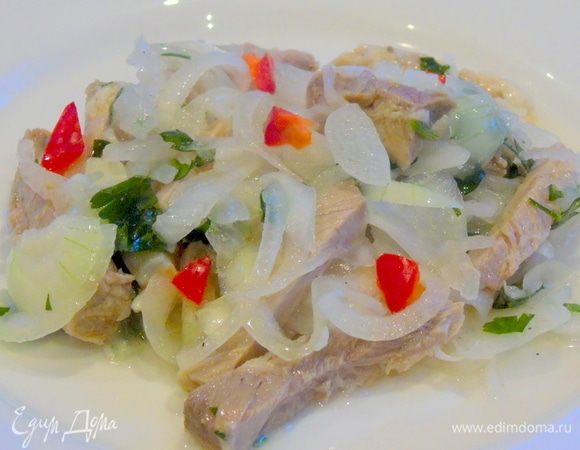 Чем дольше салат маринуется, тем он вкуснее. При подаче можете украсить кусочками красного сладкого перца. Приятного аппетита!!!