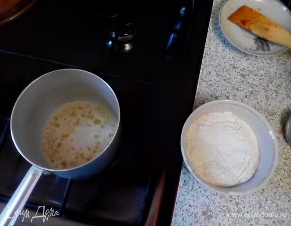 Растопить сливочное масло в кастрюле.
Добавить муку, тщательно перемешивая, варить ~1-3 мин.