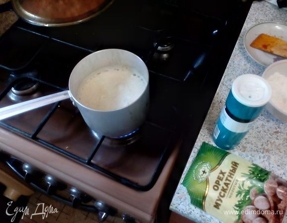 Постепенно порциями вливать молоко, взбивая венчиком (чтобы соус был без комков).