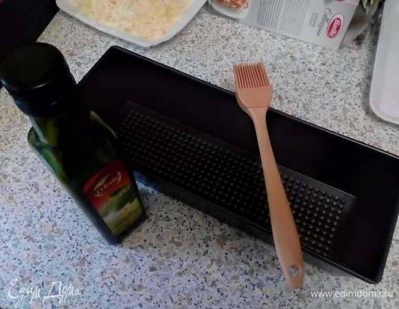 Подготовить (сварить, если требуется) листы лазаньи.
Разогреть духовку до 180°С.
Смазать форму для лазаньи растительным маслом.