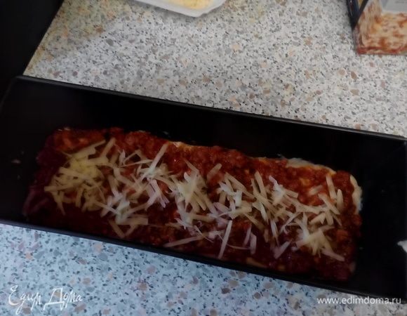 Выложить томатно-мясную базу и натереть сыр пармезан.