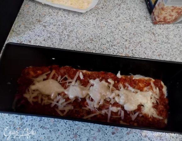 Смазать соусом «Бешамель».