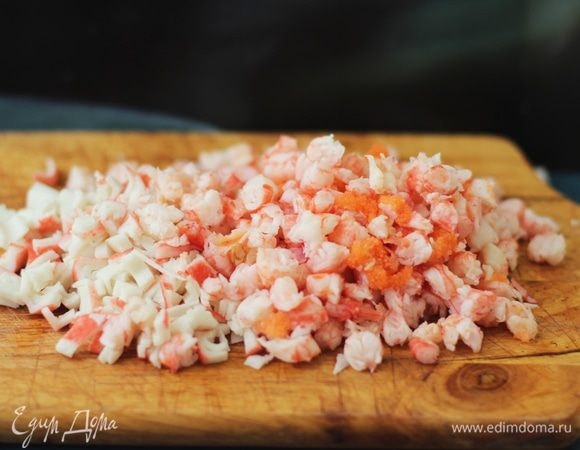 Лосось порезать порционными кусками — у меня 5 кусков. Мелко нарезать крабовые палочки, креветку (у меня креветки были с икрой, оранжевые пятнышки — это она).