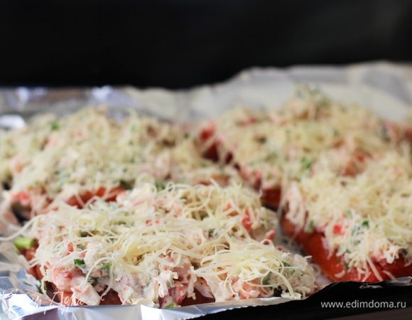 Сверху посыпать равномерно тертым пармезаном. Запекать при 200°С до зарумянивания корочки, у меня ушло около 18 минут.