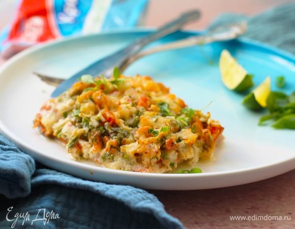 Вынуть из духовки, аккуратно лопаткой снять с фольги (кожа может кое-где пристать к фольге) и подавать горячей.