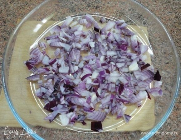 Начинаем с подготовки лука. Для этого луковицу (средняя луковица весит примерно 80-100 г) мелко нарезать и посушить в духовке минут 20 при температуре 170°С. Без масла и без соли. Я один раз за время запекания помешивала.