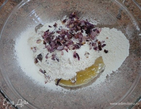Муку просейте, добавьте масло (у меня не было рапсового, поэтому я использовала кунжутное), соль и готовый лук. Не обязательно его полностью охлаждать.