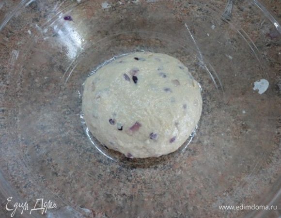Дрожжи развести в теплой воде и добавить к муке с луком. Замесить тесто. Получается вот столько, немного. Оставляем в смазанной маслом емкости для подъема.
