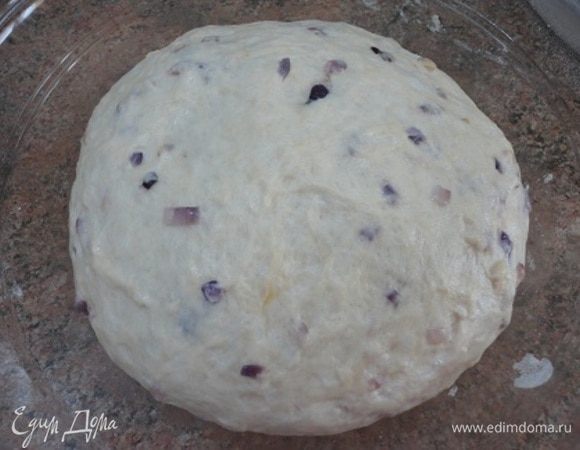 Через час тесто вот так увеличилось. Тесто обмять и выложить в смазанную маслом форму. Автор использовал традиционную прямоугольную форму, только маленького размера. А я выложила в сковороду диаметром 21 см. Выпекать 35-40 минут (первые 10 минут с паром) при температуре 180°С.