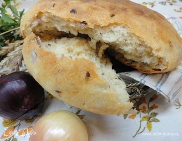 Я обычно готовый хлеб смазываю водой и накрываю полотенцем. Корочка получается мягкой. Любителям хрустящей корочки делать этого не следует. Остывший хлеб можно нарезать ножом, но намного вкуснее вот так отламывать.