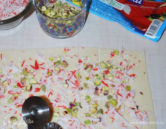 Разрезаем на полоски и скучиваем.