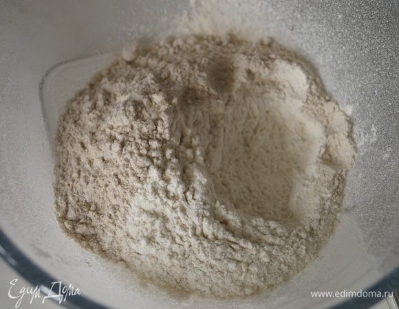 Сначала нужно приготовить тесто. Сделать это можно заранее с вечера. Для этого в чашу нужно всыпать два вида муки.