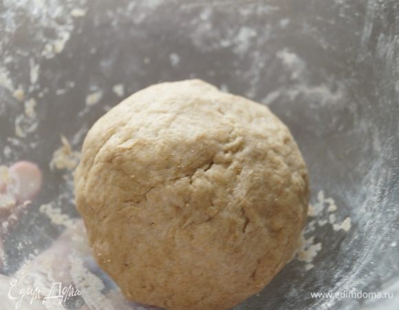 Потихоньку подливая холодную воду, нужно замесить мягкое, но не липкое тесто. Мне хватило 4 ст. л. воды.