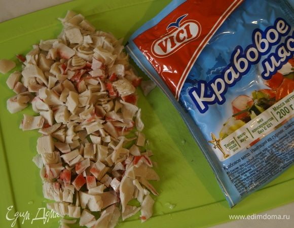 Для начинки рис отварить до готовности, откинуть на дуршлаг и промыть холодной водой. Крабовое мясо ТМ VICI порезать мелкими кубиками.