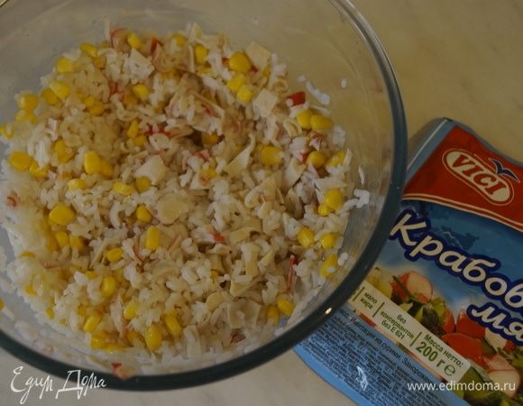 Посолить и хорошо перемешать.