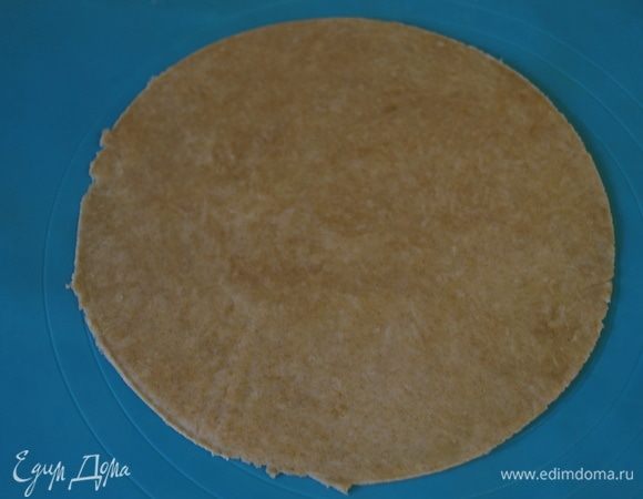 Тесто поделить на 3 равные части. Взять одну часть и раскатать в тонкий пласт, вырезать круг нужного диаметра.