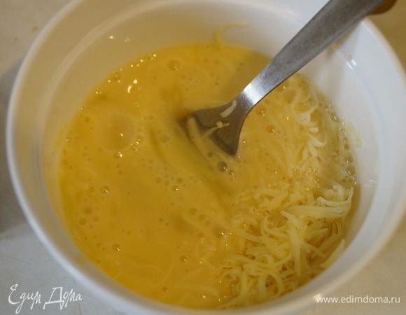 Яйца взбить и смазать ими сразу галеты. Оставшиеся яйца взбить с тертым сыром.