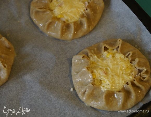 Заполнить галеты массой взбитой из яиц и тертого сыра. Выпекать при температуре 180°С около 15-20 минут, до румяного цвета.