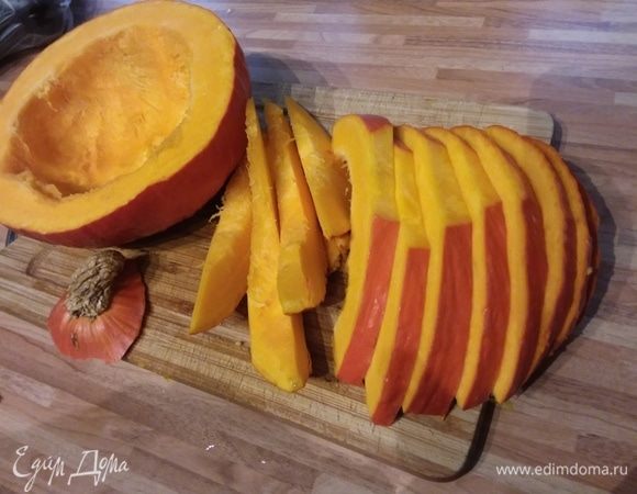 Итак, тыкву разрезать на 2 части: нижнюю больше верхней. От обеих частей отрезать хвостик и для устойчивости «попку». Верхнюю часть порезать на скибки. 