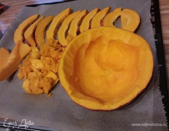 Выложить на противень скибки, будущюю тарелочку (из нее предварительно выскрести мякоть, но не повредить стенки). Поставить в разогретую духовку и запекать 45 минут до готовности. 