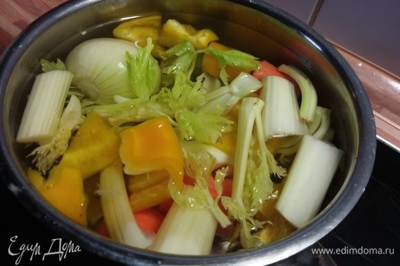 Поставить вариться овощной бульон: морковь, лук, перец, сельдерей, что есть.