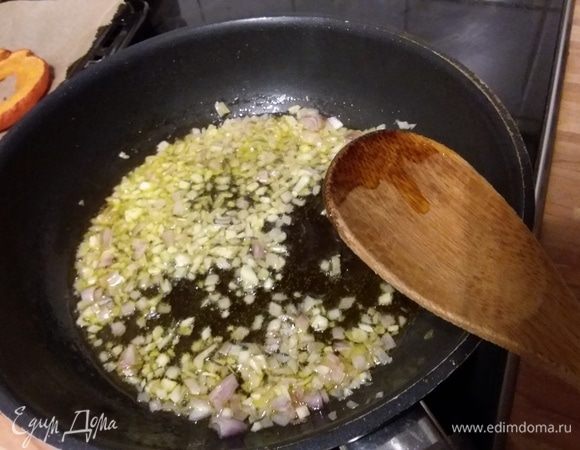 Ризотто: мелко порубить лук и чеснок, пассеровать на оливковом масле до прозрачности. 