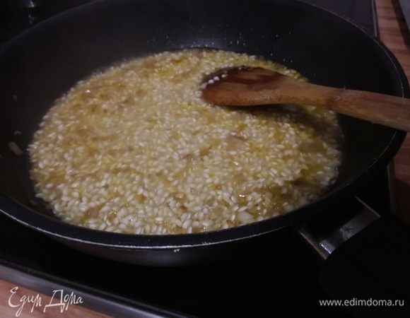 Увеличить огонь, влить вино, дать выпариться алкоголю. 