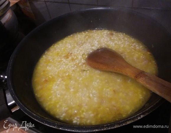 Теперь можно начать добавлять горячий бульон. Порционно. 