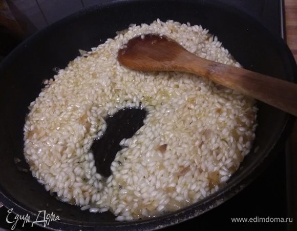 Каждую следующую порцию бульона добавлять тогда, когда предыдущая жидкость впитается в рис. 