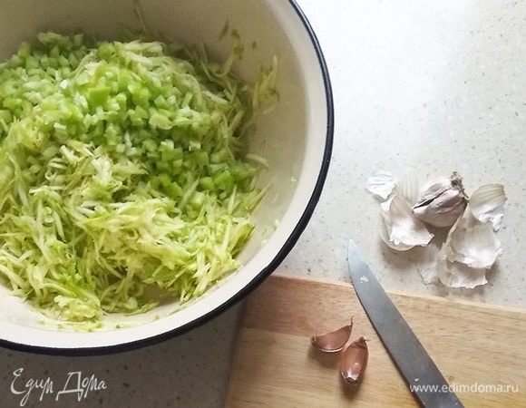 Кабачок натираем на крупной терке, добавляем, яйца, специи и соль, перемешиваем.