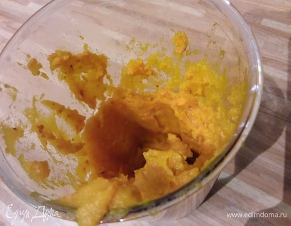 Готовые тыквенные скибки пюрировать при помощи блендера. Тыквенную тарелочку отправить обратно в духовку и если она полностью готова, то выключить жар, в обратном случае допекать до готовности. Еще раз хочу сказать, что лишнюю тыкву можно на этом этапе выложить в пакет для заморозки и отправить в морозилку. Из нее можно будет зимой приготовить массу полезных блюд. 