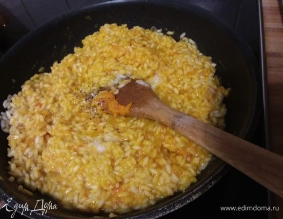 Размешать. Посолить (с учетом пармезана) и поперчить.