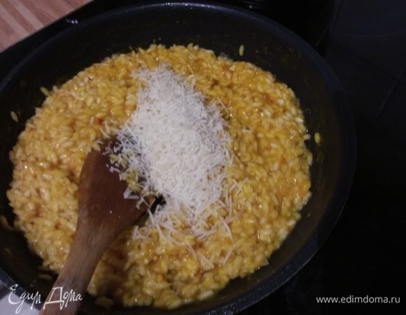 В конце готовки добавить натертый пармезан, размешать. 